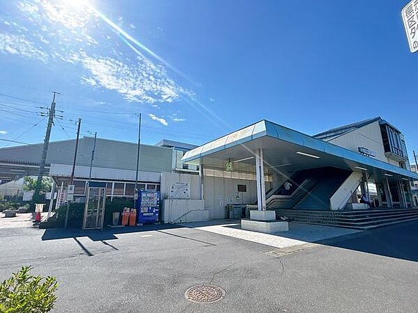 白岡駅まで約2ｋｍ（徒歩25分）です。都心まで行き来できるJR線が最寄りだと嬉しいですね。 2000m