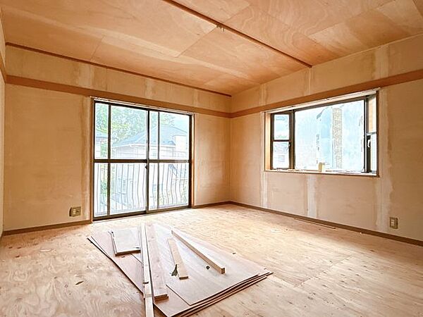 【リフォーム中8/30撮影】収納付きで片づけ場所に困らないのがいいですね。建具はクロス張替えしきれいに仕上げます。