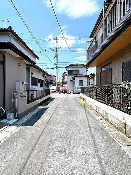 前面道路になります。車通りも少なく車の出入りもしやすい立地感になります。