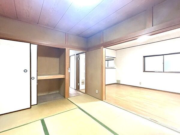 1階和室になります。リビングと襖で仕切られております。気分によって広げることができますね。