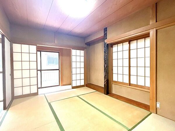 1階和室になります。南向きですので、日中はうたた寝しちゃいそうですね。