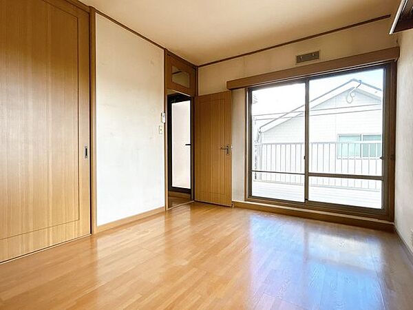 二階南側洋室の写真です。居室からベランダに出ることも可能です。