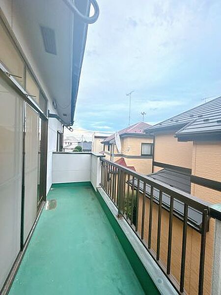 ベランダの写真になります。外の空気に触れながら、ゆったりとした時間を過ごすのも良いですね。