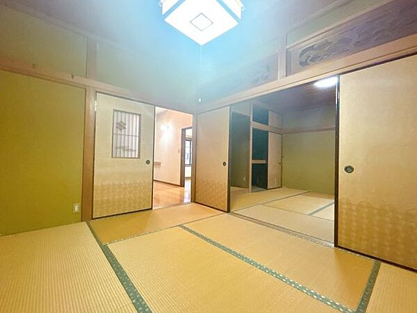 一階南西側の和室になります。隣の和室とはふすまで仕切られています。