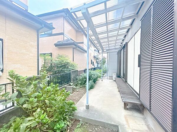 庭になります。家庭菜園を楽しめそうなちょうどいいスペースがございます。