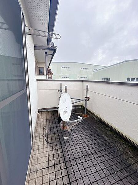 バルコニーのお写真になります。南向きになりますので、洗濯物が良く乾きそうですね。