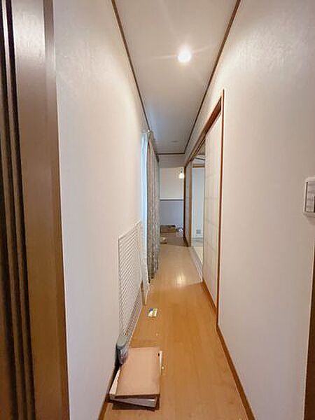 廊下のお写真になります。廊下部分にも採光が確保されているため、日中は明るく開放感があります。