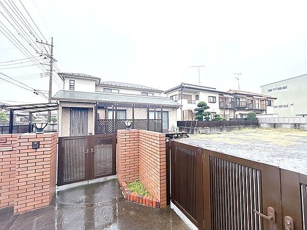 外観のお写真になります。外周にフェンス・塀がございますので、愛犬の遊び場としても利用しやすい点が魅力です。