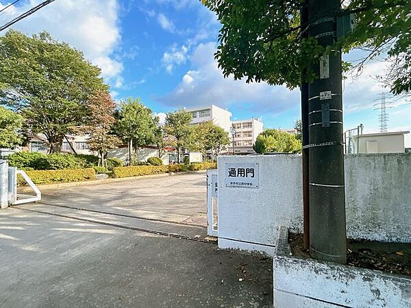 幸手市立西中学校まで約650ｍ（徒歩9分）です。部活終わりのお子様も、安心して下校できそうですね。