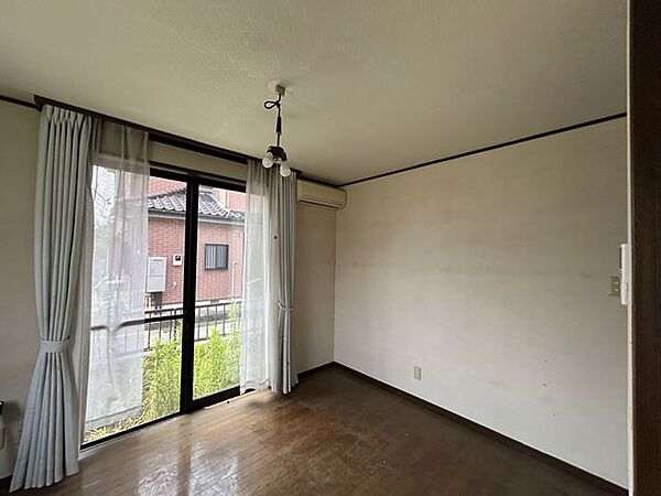 リビングの写真です。南向きで日当たりが良いお部屋です。