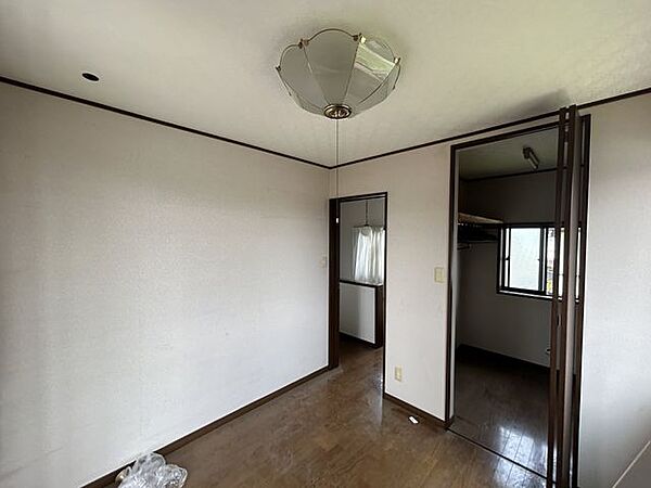 2階東側洋室の写真です。収納付きでいいですね。