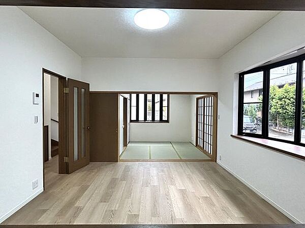 【リフォーム済み】1階のリビングです。約14帖で和室が隣接しているので実際の広さ以上にゆとりが感じられ、大きな窓から光が差し込む明るいダイニングです。
