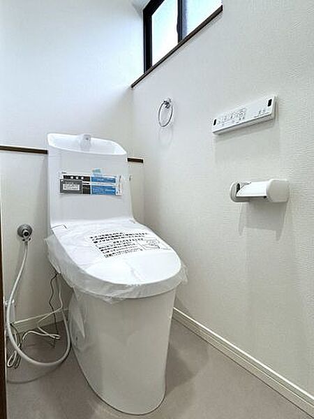 【リフォーム済み】1階2階それぞれのトイレはLIXIL社製の新品に交換いたしました。温水洗浄機付きシャワートイレです。