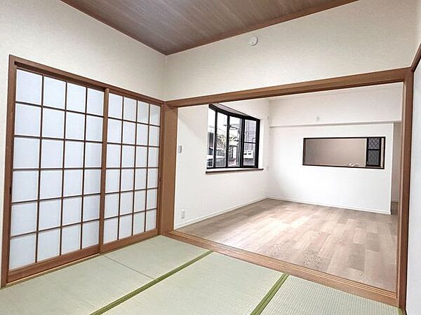 【リフォーム済み】4.5帖の和室です。二面採光の明るいお部屋になっており、押し入れや収納もあるので客間や子供部屋など自由に使えそうです。