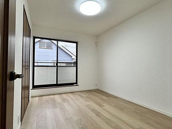 【リフォーム済み】2階6帖の洋室です。二面採光で日当たりが良く明るいです。子供部屋や書斎など自由にお使いください！