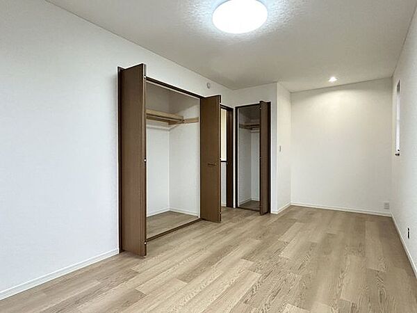 【リフォーム済み】2階8.5帖の洋室です。クローゼットと収納があるのでついつい物が増えてしまっても安心。窓が3つあるので空気の入れ替えがしやすく、寝室や子供部屋、書斎など、自由にお使いいただけます。