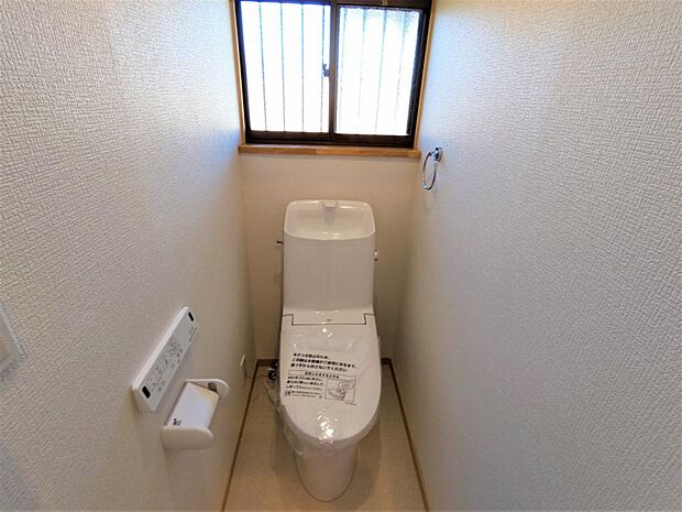 【リフォーム後】1階トイレ。毎日使用するトイレ洗浄便座付きトイレに新品交換しました。クロスやフロアの張替を一緒にすることで清潔感のある空間に。直接肌に触れる部分は新品がいいですね。