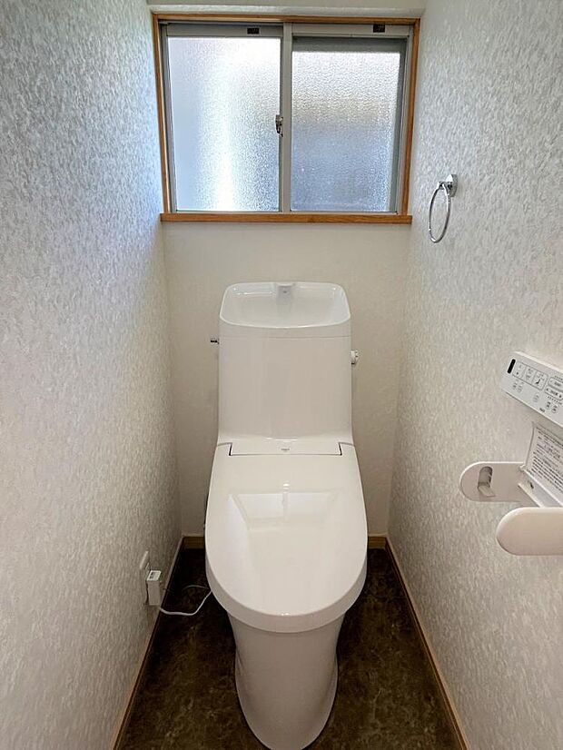 【リフォーム済】毎日使用するトイレ洗浄便座付きトイレに新品交換。クロスやフロアの張替を一緒にすることで清潔感のある空間に。直接肌に触れる部分は新品がいいですね。