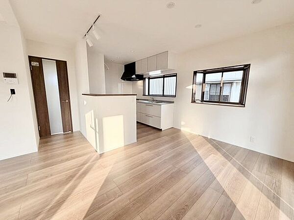 【リフォーム済/LDK】約19帖のリビングは3方に窓があり日当たり、風通し共に良好です。