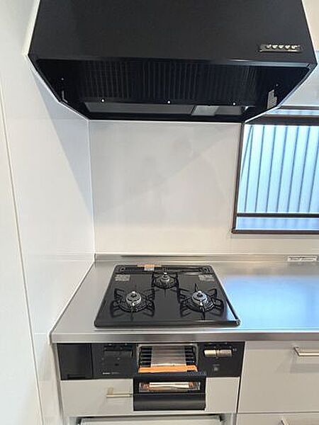 【リフォーム済/キッチン】三口コンロに新品交換しました。大きなお鍋を置いても困らない広さです。お手入れ簡単なコンロなのでうっかり吹きこぼしてもお掃除ラクラクです。