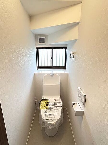 【リフォーム済/1Fトイレ】毎日使用するトイレ洗浄便座付きトイレに新品交換しました。クロスやフロアの張替を一緒にすることで清潔感のある空間に。直接肌に触れる部分は新品がいいですね。