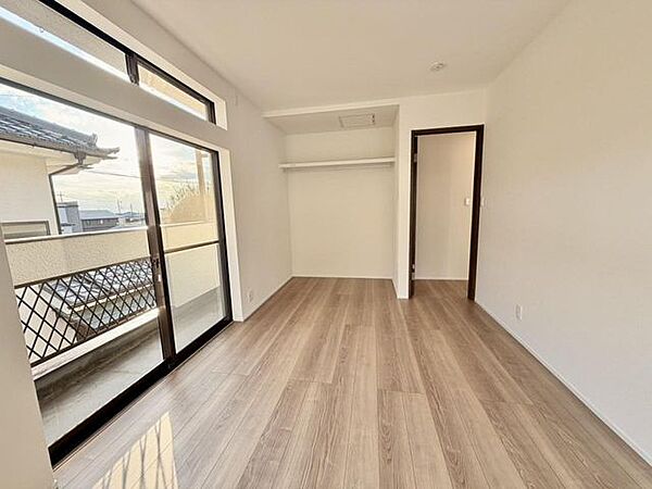 【リフォーム済/居室（1）】2階東側居室の写真です。2面に窓があり、通気性・日当たり共に良いお部屋です。