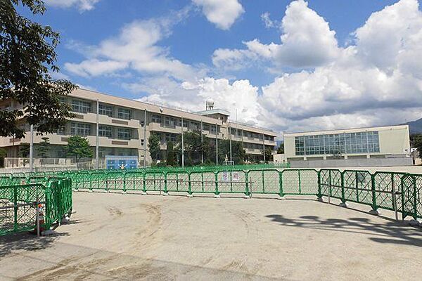 笛吹市立石和東小学校　徒歩10分。 760m