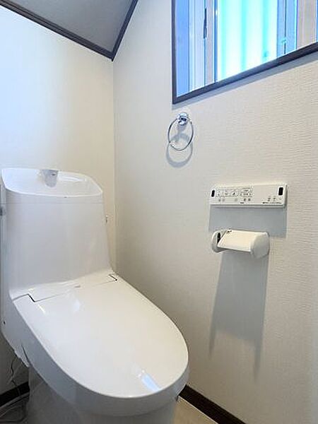 【リフォーム済/1階トイレ】洗浄便座付きトイレに新品交換しました。クロスやフロアの張替を一緒にすることで清潔感のある空間に。ニッチがあり清掃用品をすっきり収納いただけます。