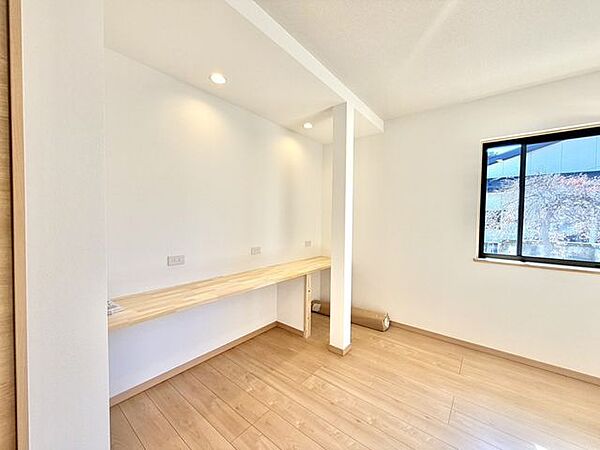 【リフォーム済/リビング】リビングの机部分です。収納や学習用など様々な用途でお使いいただけます。