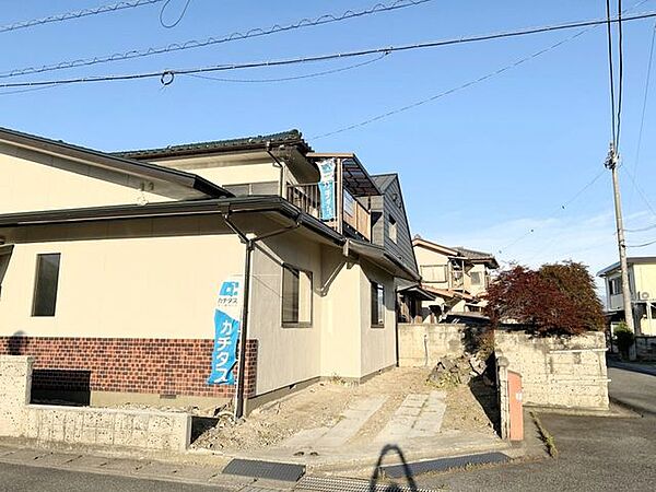 【リフォーム済/外観】外観を別角度から撮影。駐車場の拡張、外壁、屋根塗装。漆喰補修を行いました。