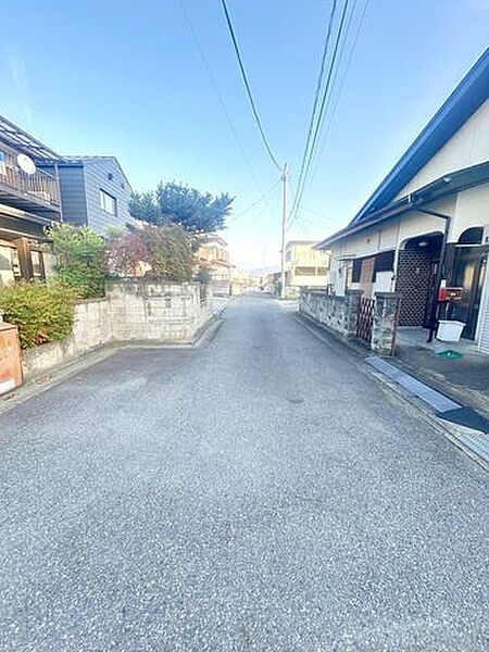 【前面道路】南側道路です。幅員約4ｍです。