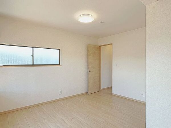 【リフォーム済/2階南側洋室】別角度から撮影しました。