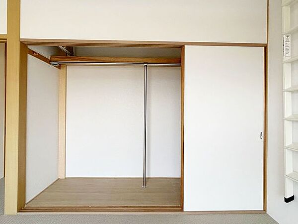 【リフォーム済】2階中央洋室・収納