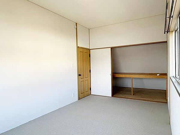 【リフォーム済】2階北側洋室を別角度から撮影しました。