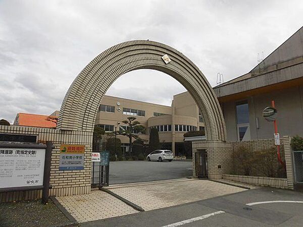 笛吹市立石和南小学校　徒歩8分。 580m