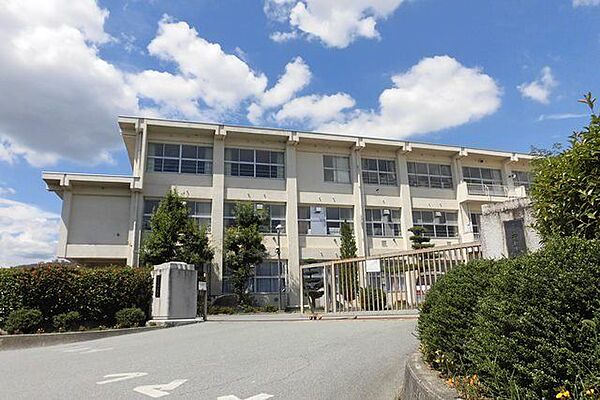 笛吹市立石和中学校　徒歩27分。 2130m