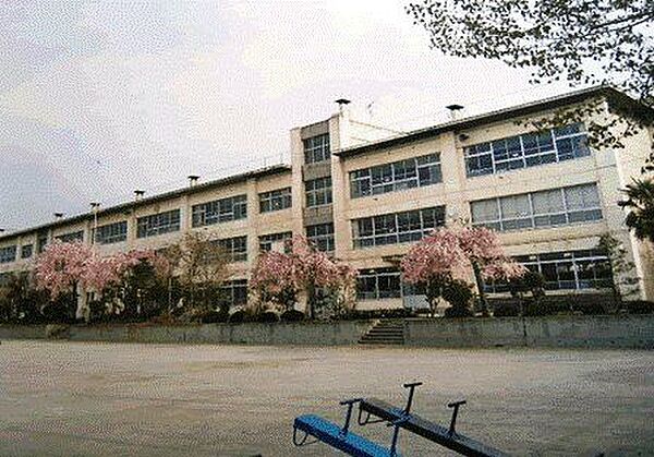 甲府市立伊勢小学校　徒歩12分。 890m
