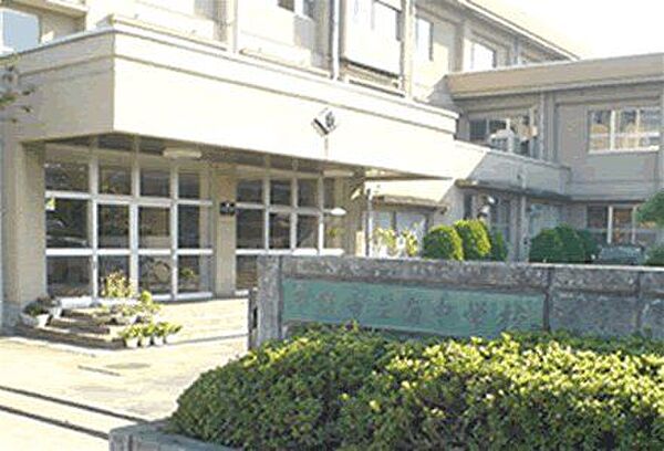 甲府市立南中学校　徒歩9分。 650m