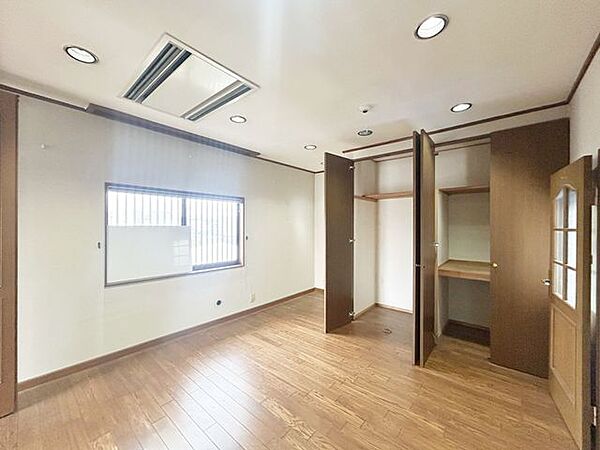 【現況/2階西側洋室】お部屋の北側を撮影しました。