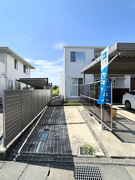 【駐車場】カーポートの横に1台分駐車スペースがございます。そのため合計3台、並列駐車が可能です。