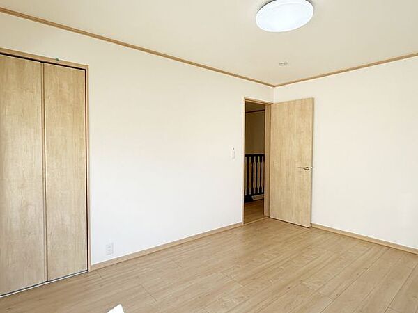 【リフォーム済/2階北東側洋室】別角度から撮影しました。