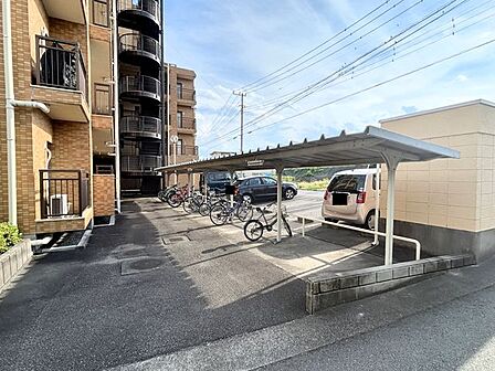 【駐輪場(2)】屋根付きの駐輪場です。