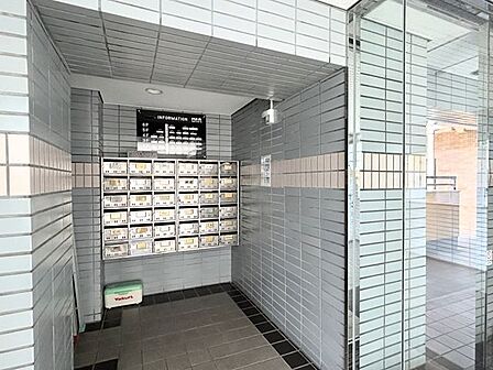 【集合郵便受箱】ロビーの左手には、住民用の郵便受箱があります。
