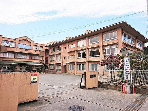 徒歩9分。甲府市立大里小学校まで徒歩10分、距離760ｍです。 670m