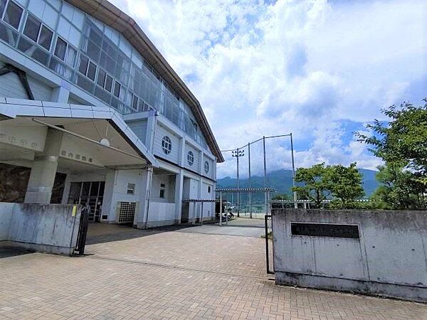 南アルプス市立甲西中学校まで徒歩16分。 1250m