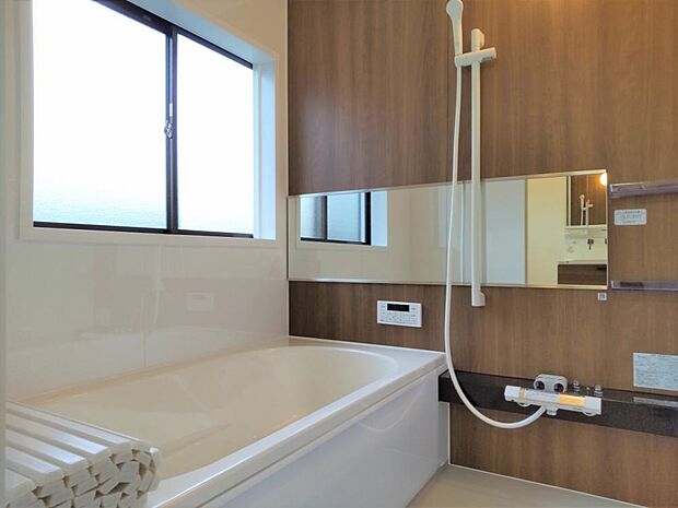 【リフォーム済・ユニットバス】浴室はハウステック製の新品のユニットバスに交換しました。足を伸ばせる1坪サイズの広々とした浴槽で、1日の疲れをゆっくり癒すことができます。