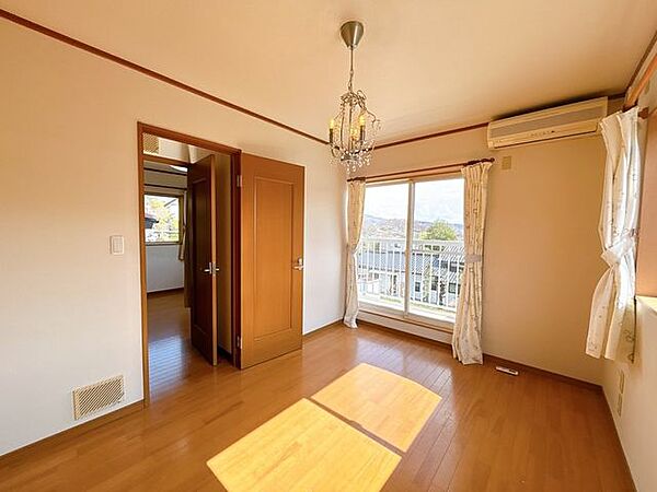 上田市立第五 【現況販売中・2階西側洋室】現況販売のため現況有姿でのお引渡しになります。 2400m