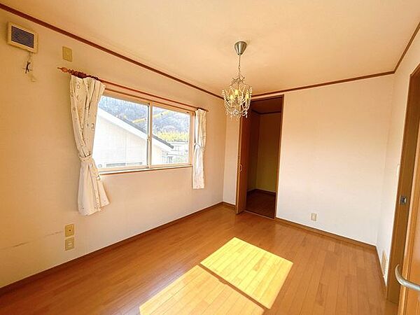 ファミリーマート上田神科店 【現況販売中・2階西側洋室・別角度】現況販売のため現況有姿でのお引渡しになります。 700m