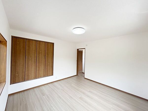【リフォーム済み・2F洋室8帖・別角度】