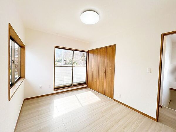【リフォーム済み・2F洋室6帖・別角度】洋室からベランダに出ることが出来ます。